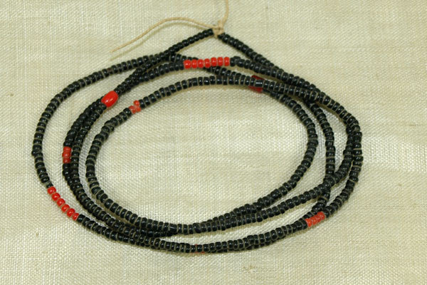10º Black Seed Beads with random red beads